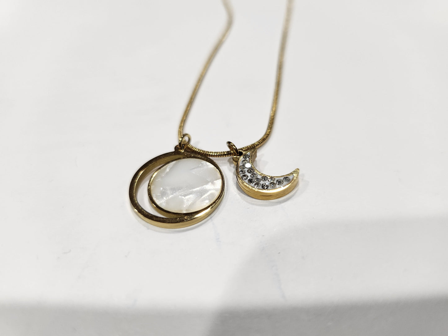 Collar chapado en oro de 18 quilates para mujer con colgante de luna y media luna de circón